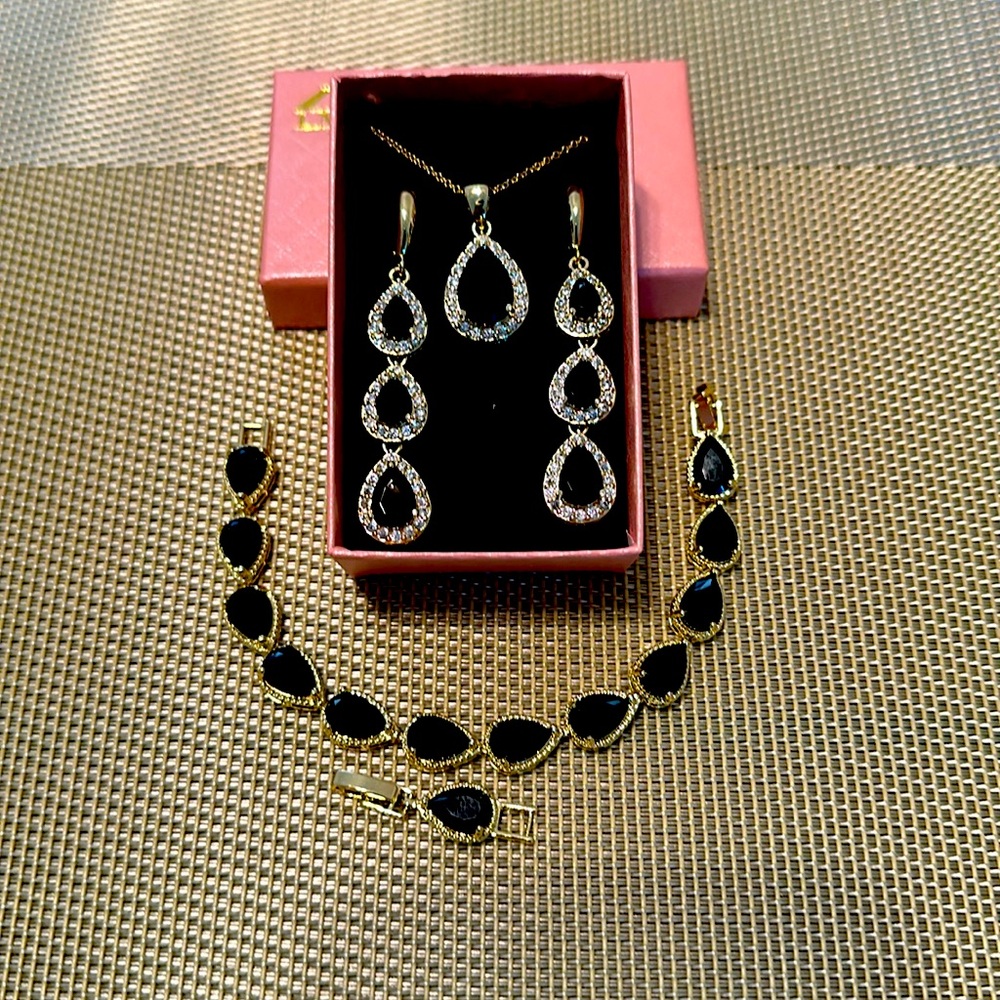 Earrings, bracelet, and necklace set! Just stunning!